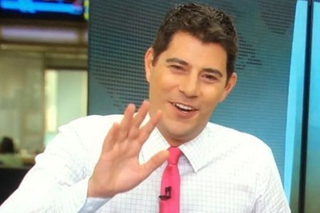 Evaristo Costa rindo