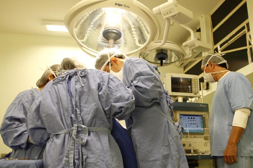 Médicos em cirurgia
