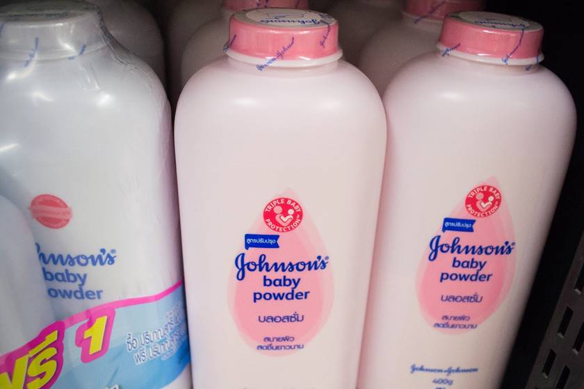 a Johnson & Johnson foi impedida de pedir falência nos Estados Unidos no início deste ano após evidências demontrarem que o talco de bebê da empresa pode sim ter sido contaminado com amianto que causa câncer raro, o mesotelioma.
