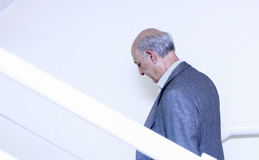 Homem de perfil desce escadas