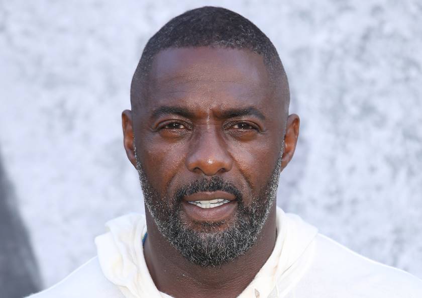 Idris Elba sorrindo