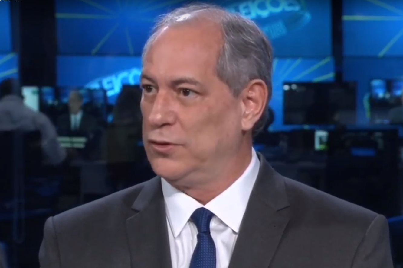 Ciro Gomes dá entrevista ao Jornal Nacional, na Globo. Ele fala olhando para o lado e usa terno - Metrópoles