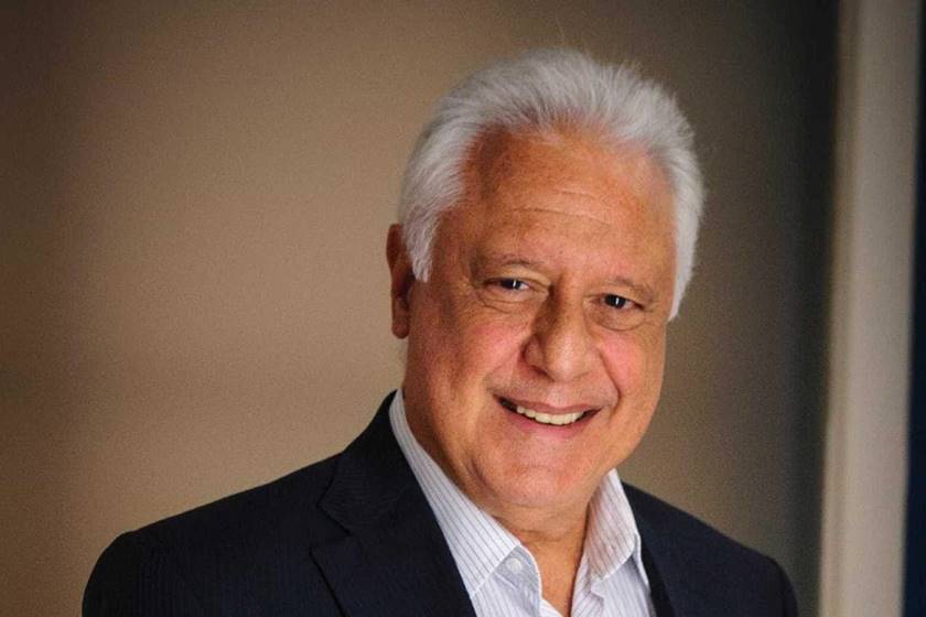 Antonio Fagundes de camisa social e paletó sorrindo - metrópoles