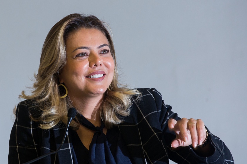Mulher sorri