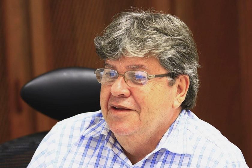 O governador aparece com uma camiseta branca e azul