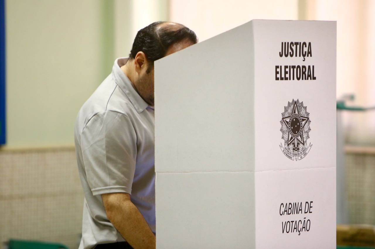 Eleitor votando