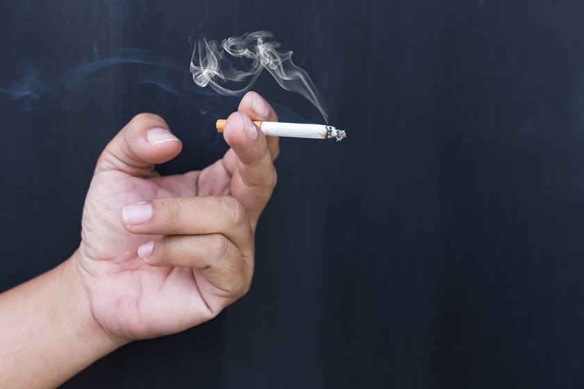 mão segurando cigarro, tabaco, tabagismo, dia mundial sem tabaco, doença pulmonar obstrutiva crônica
