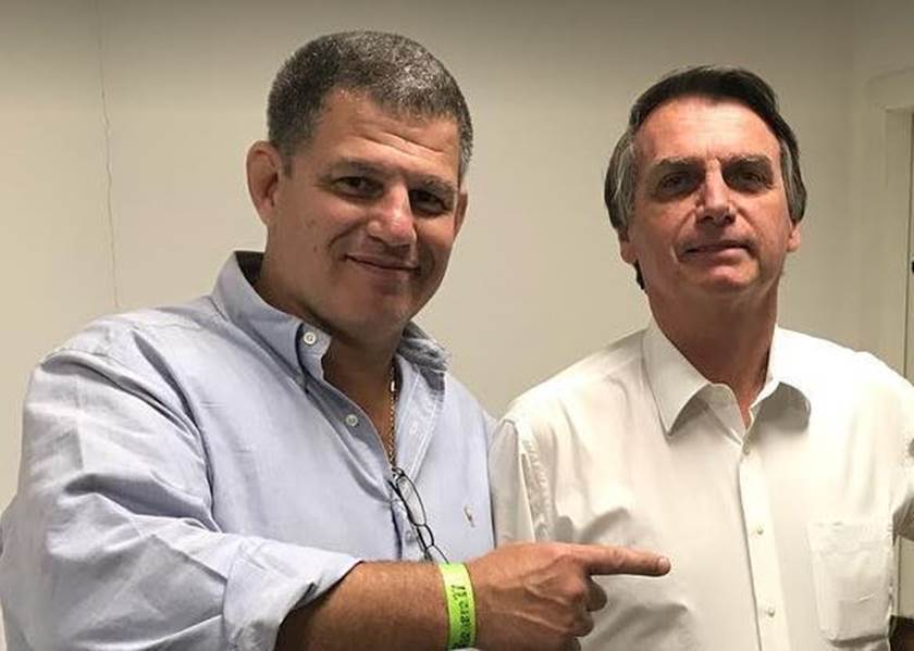 Em foto colorida, o ex-ministro Gustavo Bebianno com Jair Bolsonaro