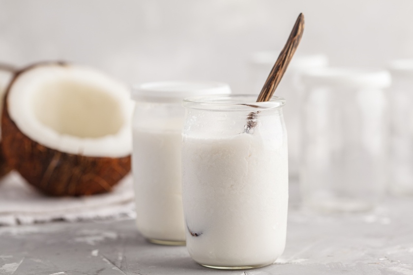 pote de vidro cheio de líquido branco de kefir - Metrópoles