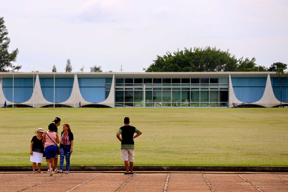 Foto colorida do Palácio da Alvorada a