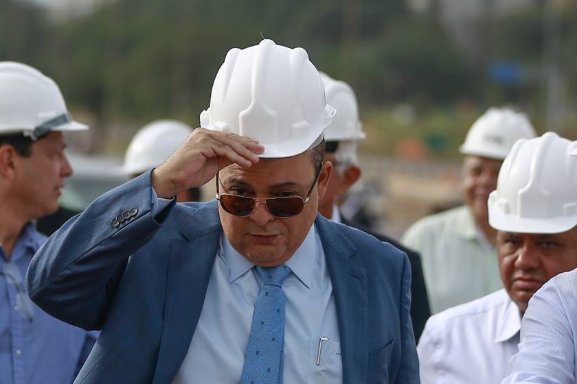 Ibaneis Rocha usando capacete de obras