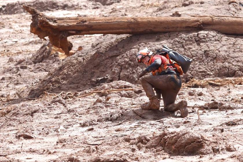 Foto colorida mostra buscas em área que sofreu desastre em Brumadinho (MG) - Metrópoles