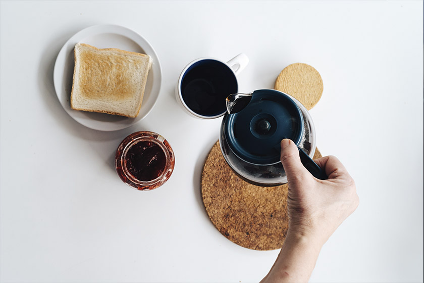 Imagem colorida de uma mão masculina servindo café - Metrópoles