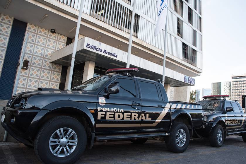 Carro da polícia em frente a banco