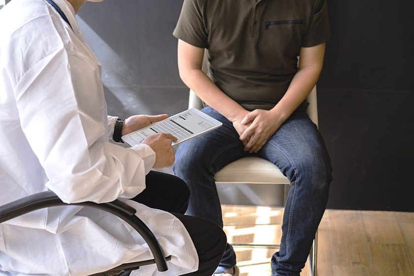 homem sentado no médico