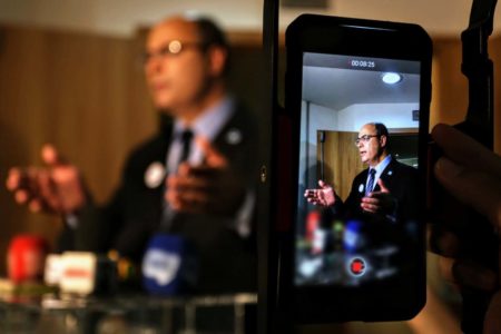 Wilson Witzel dá coletiva de imprensa e diz ser inocente