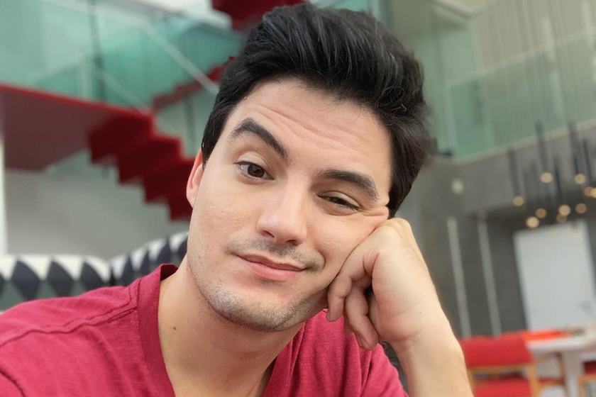 Felipe Neto com cara de cansado