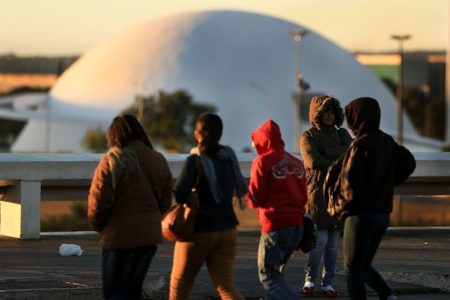 Pontos turísticos, como a Torre de TV, costumam ficar encobertas em dias frios na capital