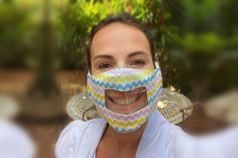 Andréa Cabrera com máscara para pessoas surdas