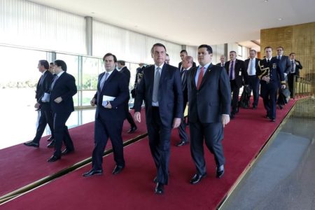Bolsonaro com grupo durante viagem aos EUA