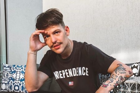 foto colorida de saulo poncio olhando para a frente de camiseta preta - metrópoles