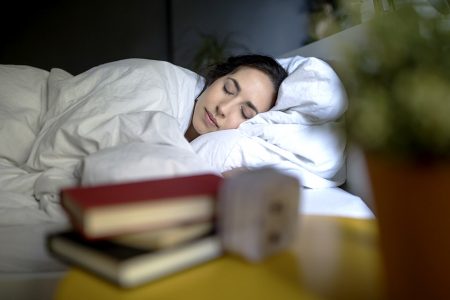 Mulher dorme sono profundo - Metrópoles