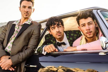 Foto colorida da banda Jonas Brothers - Metrópoles