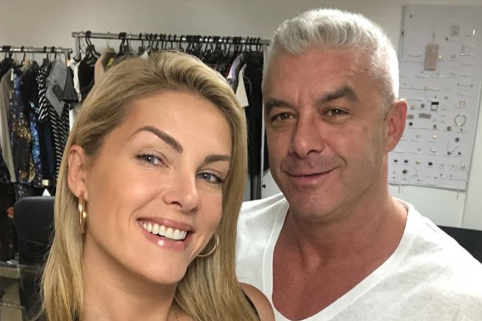 Foto colorida de Ana Hickmann e Alexandre sorrindo - Metrópoles