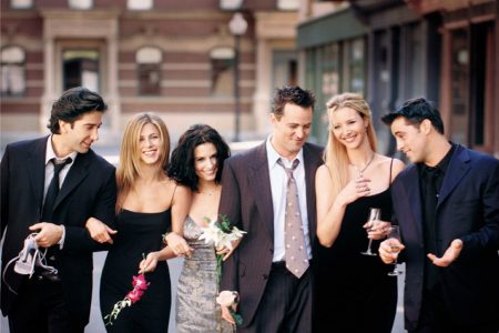 Foto colorida do elenco principal da série Friends