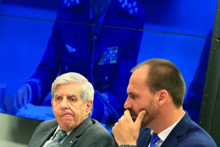 General Augusto Heleno ao lado de Eduardo Bolsonaro