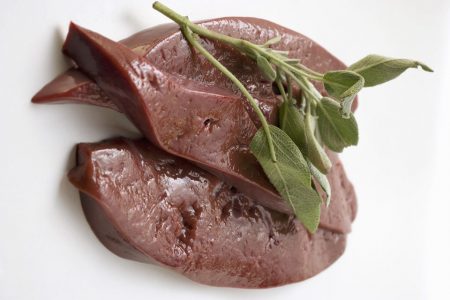 Bife de fígado em fundo branco