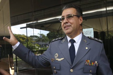 Imagem colorida mostra o deputado federal Capitão Augusto (PL-SP), homem branco vestido com uma farda da Polícia Militar, gravata preta e camisa branca - Metrópoles