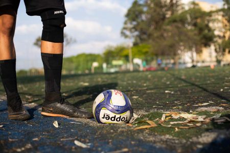 Bola de futebol em campinho