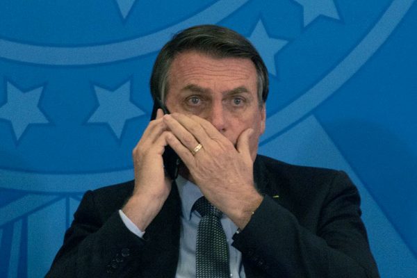 PGR Presidente Jair Bolsonaro conversa ao celular no planalto