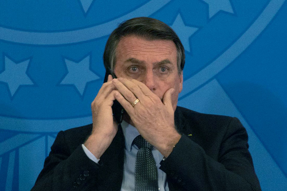 PGR Presidente Jair Bolsonaro conversa ao celular no planalto