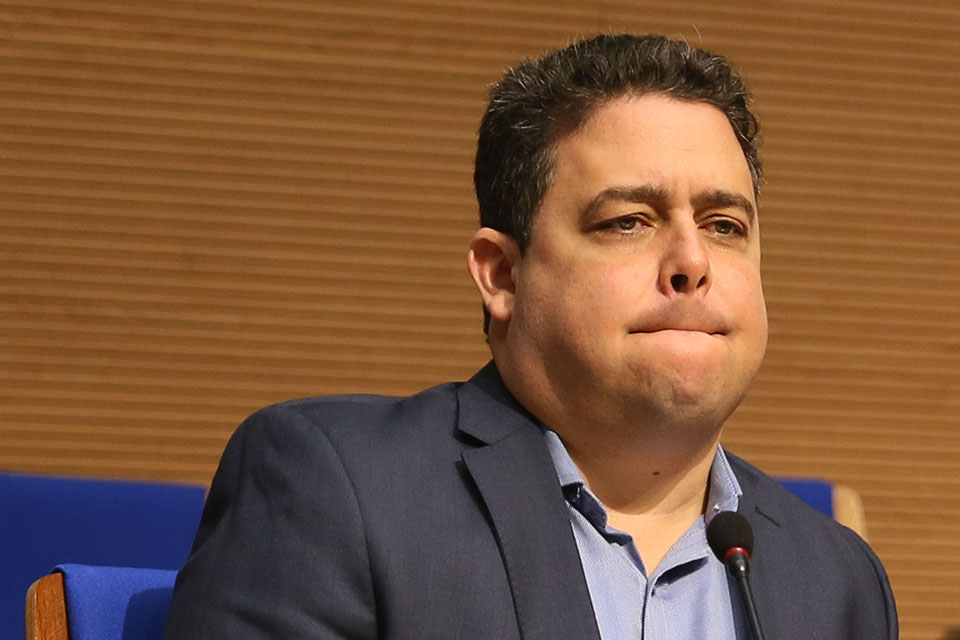 Homem com boca retraídae expressão preocupada