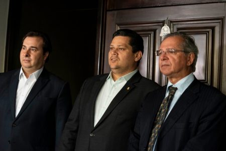 Presidente da Câmara, Rodrigo Maia, e do Senado, Davi Alcolumbre, ao lado do ministro da Economia, Paulo Guedes