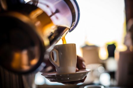 Na foto, um café sendo colocado na xícara