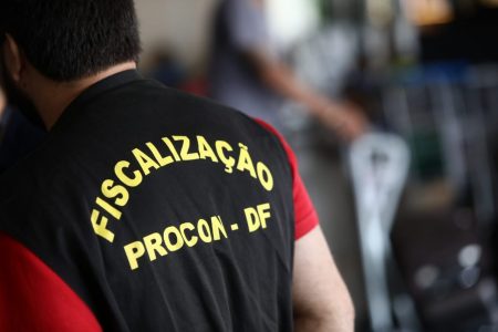 Procon-DF fiscaliza quiosque que aplicava golpes em passageiros no Aeroporto JK