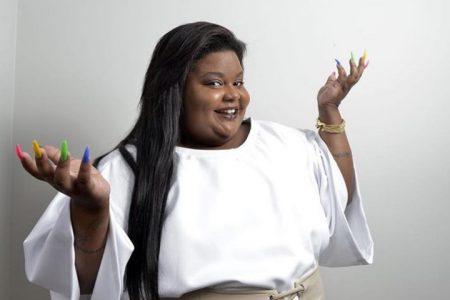 mulher gorda preta de cabelo longo liso vestida com blusa branca - metrópoles