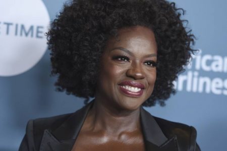 Foto colorida de Viola Davis sorrindo durante premiação - Metrópoles