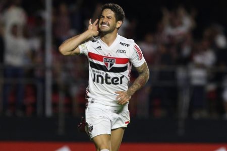 Alexandre Pato com a mão na orelha
