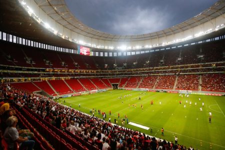 Estádio de futebol com público em arquibancada