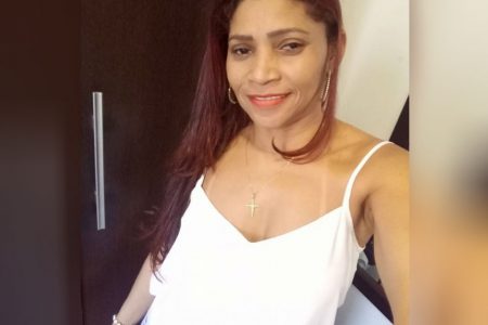 Mulher ruiva de camisa branca