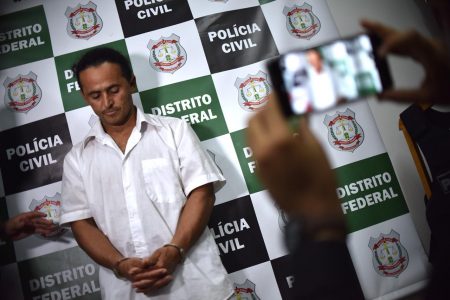 preso sendo fotografado