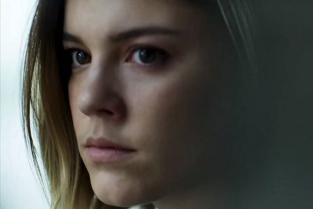 Foto colorida de Alice Wegmann de perfil - Metrópoles