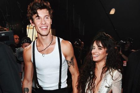 Fotografia colorida de Camila Cabello e Shawn Mendes