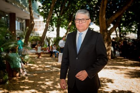 Novo secretário de Saúde de terno e preto e gravata azul