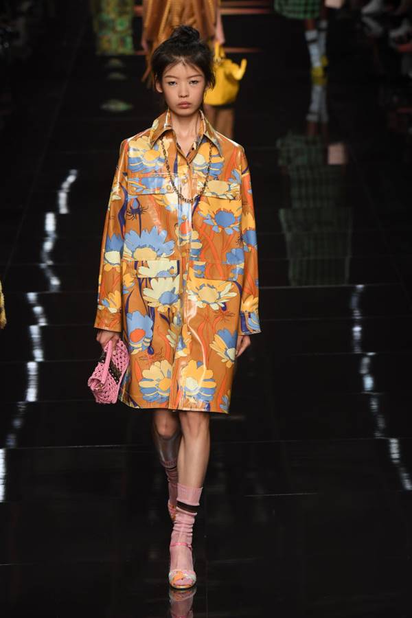 modelo na passarela da Fendi