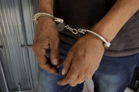 Na foto, um homem algemado - Metrópoles